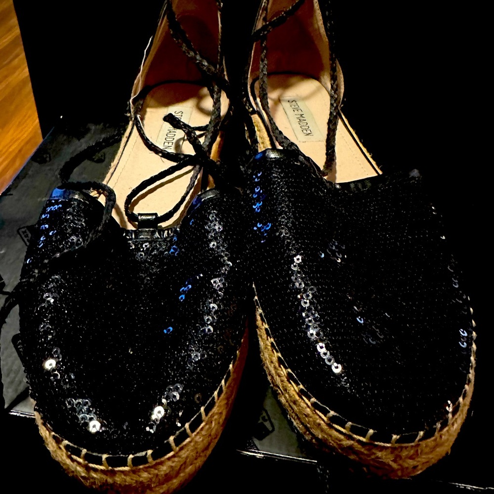 Flat shoe sequin front leather string tie around the ankle, heel black suede